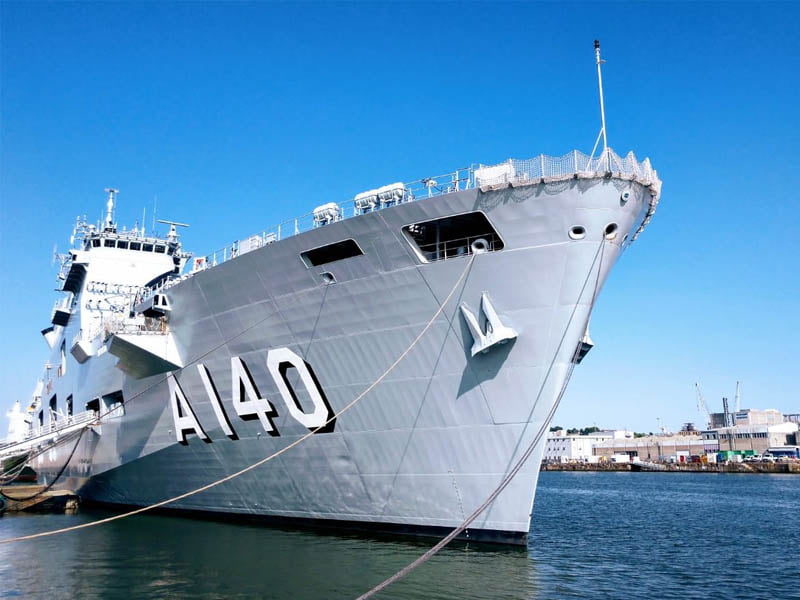 Idosos, moradores de favelas, poderão ser levados para navios da Marinha