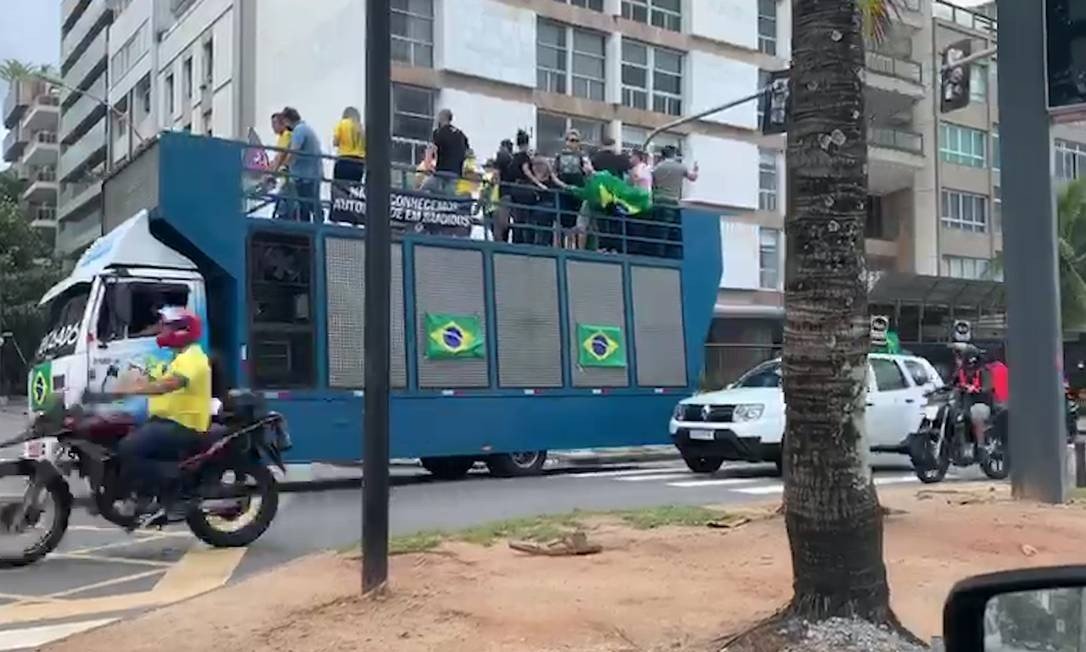 CARREATA DA MORTE DE BOLSONARO PERCORRE ZONA SUL DO RIO