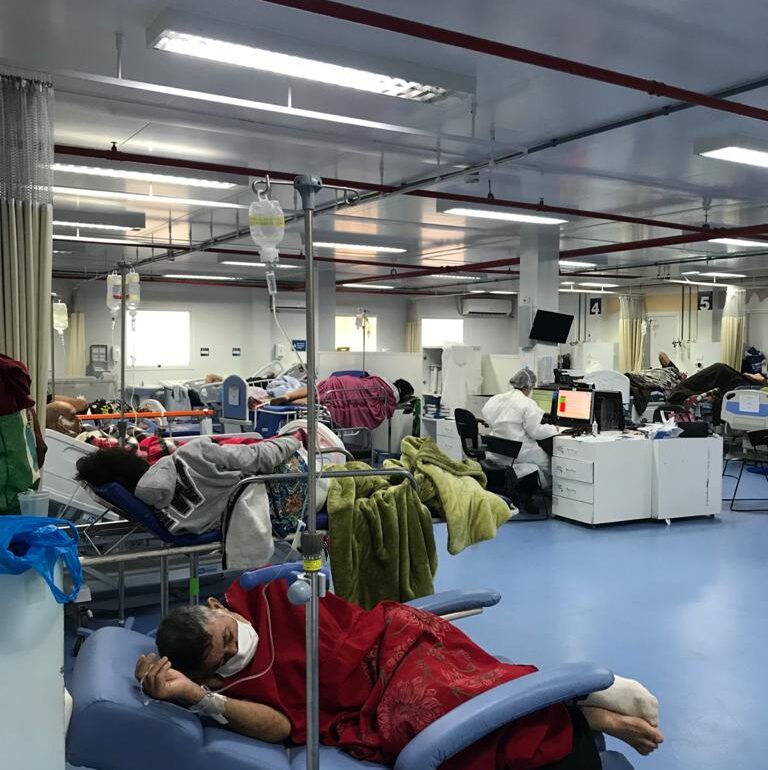 CAOS NO CER-BARRA. Amontoados, pacientes são tratados apenas com dipirona.