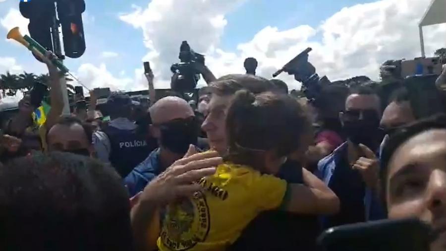Sem máscara, Bolsonaro participa de ato pró-governo e pega criança no colo