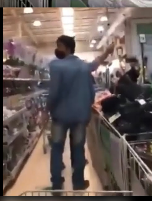 Carluxo é questionado em um supermercado: “Quem mandou matar Mariele”