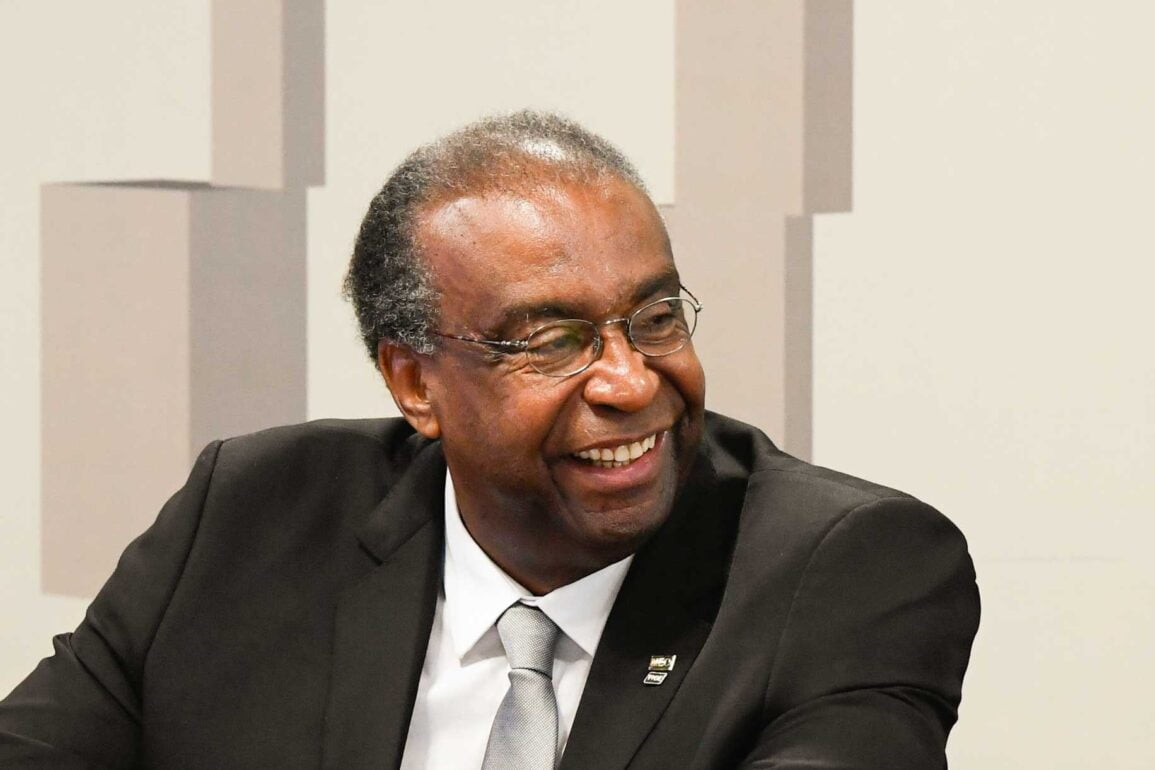 CAI O MINISTRO DA EDUCAÇÃO