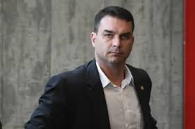 Manobra do procurador-geral obriga Flávio Bolsonaro a prestar depoimento aos investigadores originais do caso