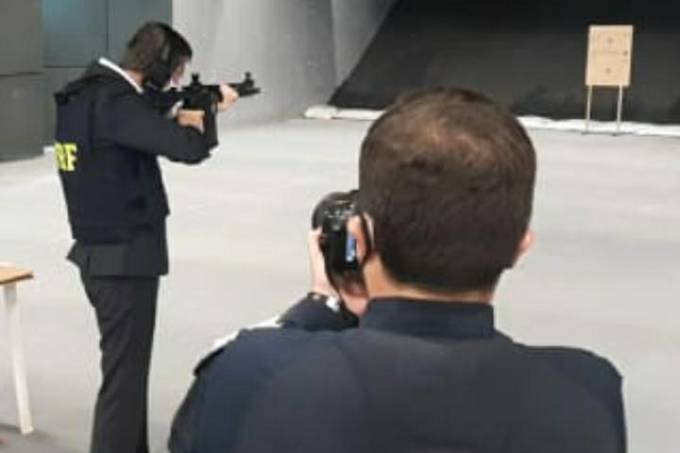 Para agradar a Bolsonaro, Crivella dá até tiros de fuzil