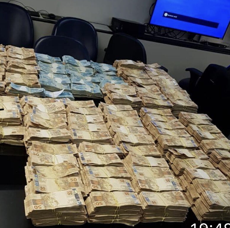 IMPEACHMENT MAIS PRÓXIMO. MP ENCONTRA MALAS DE DINHEIRO DA CORRUPÇÃO NA SAÚDE