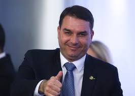 Flávio Bolsonaro diz que se Cláudio Castro assumir será mais fácil o diálogo com o governo
