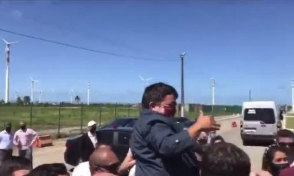 Bolsonaro levanta uma criança… mas era um anão. Vídeo explode