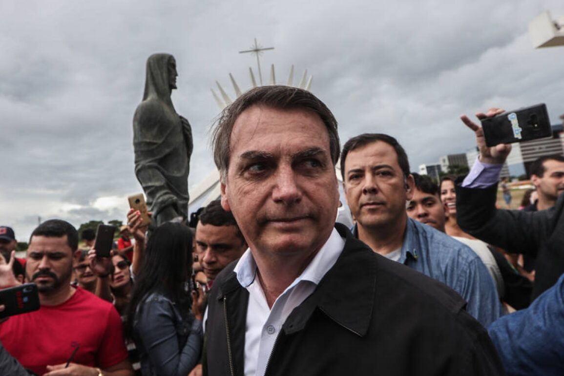 “A vontade que tenho é encher sua boca de porrada”, diz Bolsonaro a jornalista