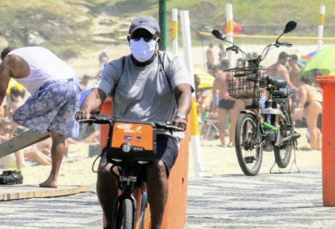 Joaquim Barbosa, de bike Itaú no Leblon