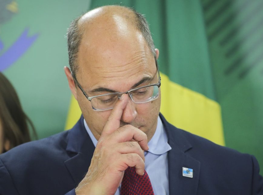 Despejado pelo tribunal misto, Witzel deixa o Palácio Laranjeiras