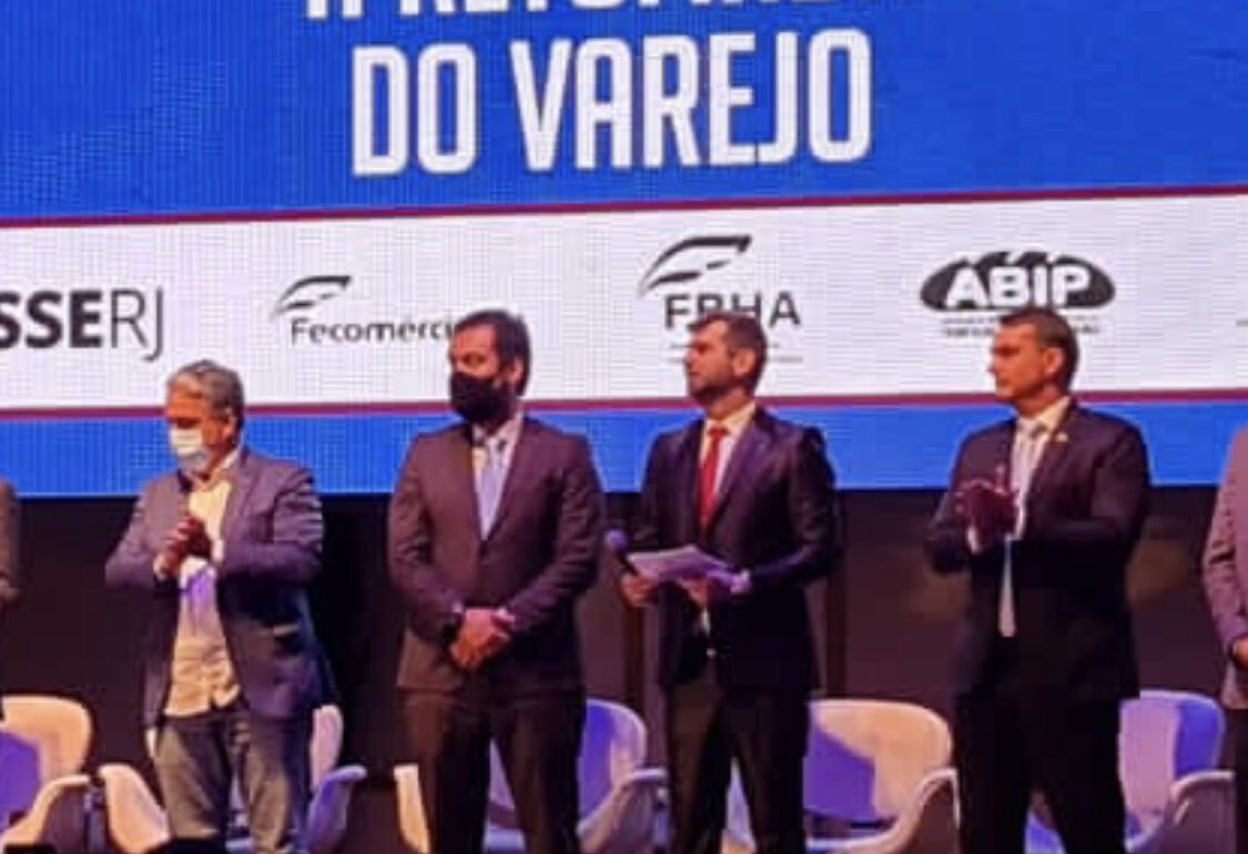 Governantes, políticos e empresários discutem a retomada da economia do Rio em reunião no Copa
