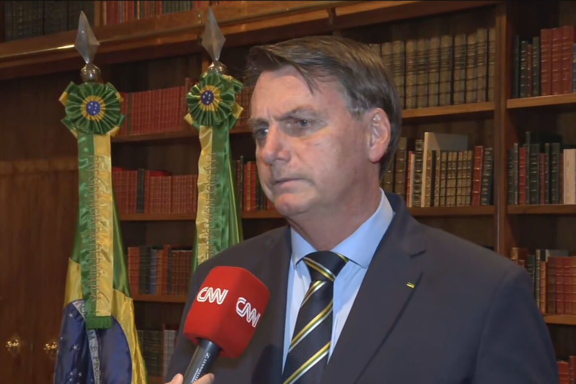 Irresponsável, Bolsonaro afirma: “Não vou tomar vacina e ponto final”.
