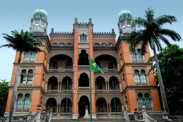 Fiocruz não consegue produzir vacina de Oxford por falta de insumos