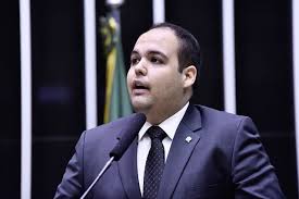 Castro vai exonerar secretário indicado por Rodrigo Maia