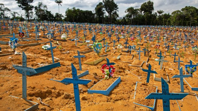 Doze estados adotam restrições severas para combater a covid. No Rio, a vida segue normal