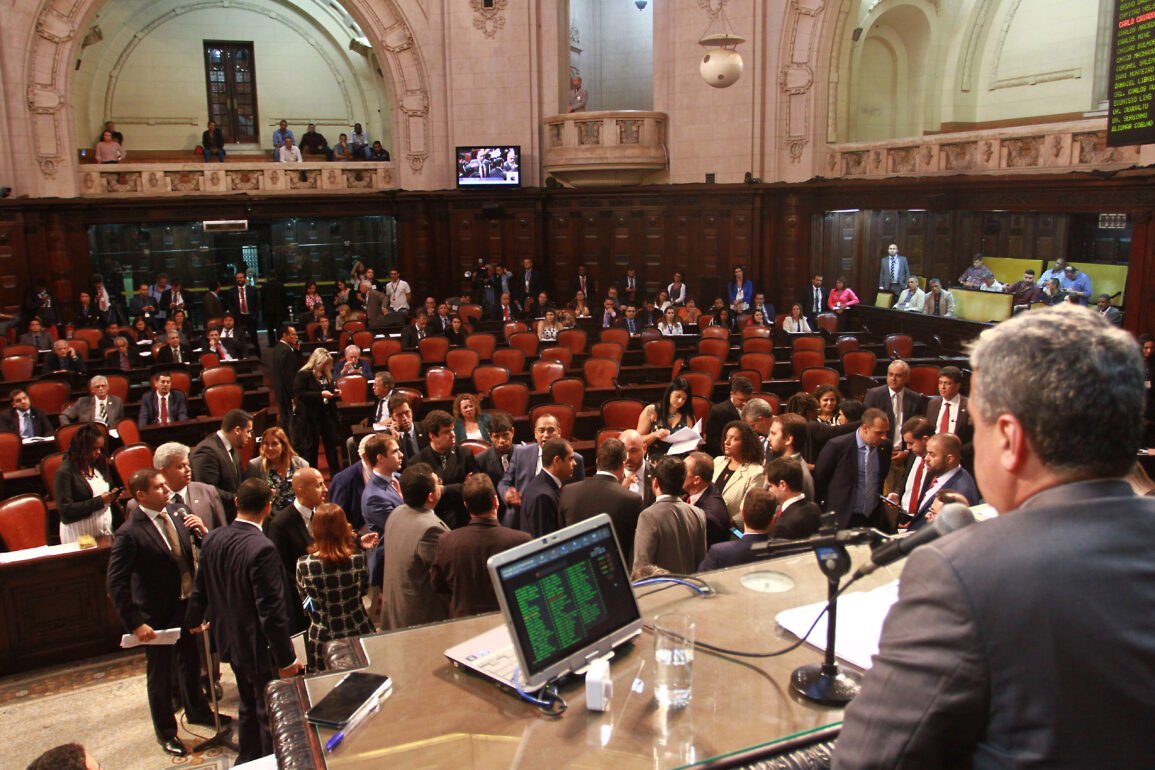 Alerj vota hoje projeto do superferiadão para conter o avanço da pandemia