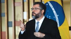 Prestes a cair, Ernesto Araújo ataca senadora Kátia Abreu