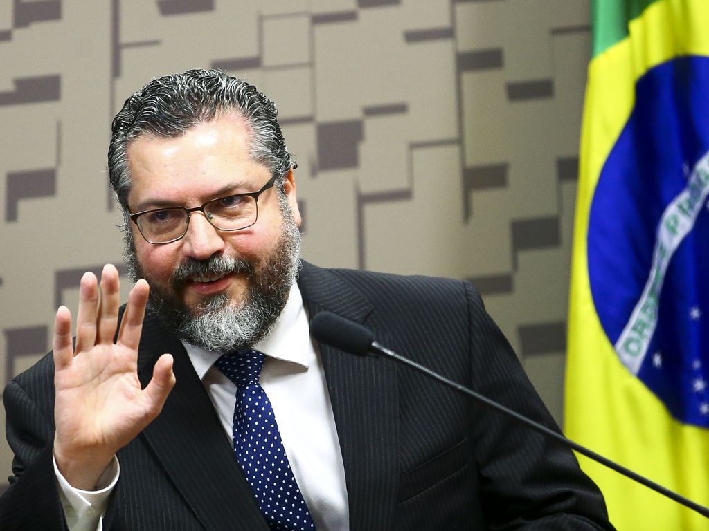 Pior diplomata da história do Brasil, Ernesto Araújo pede demissão e vai para a lata de lixo da história