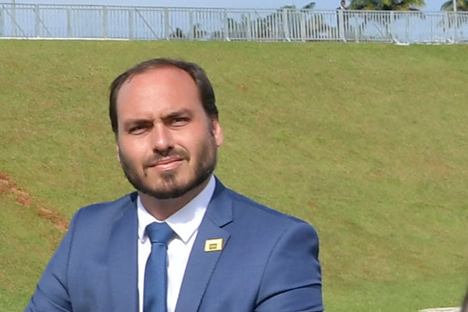 Carlos Bolsonaro aciona MP para abrir praias e parques