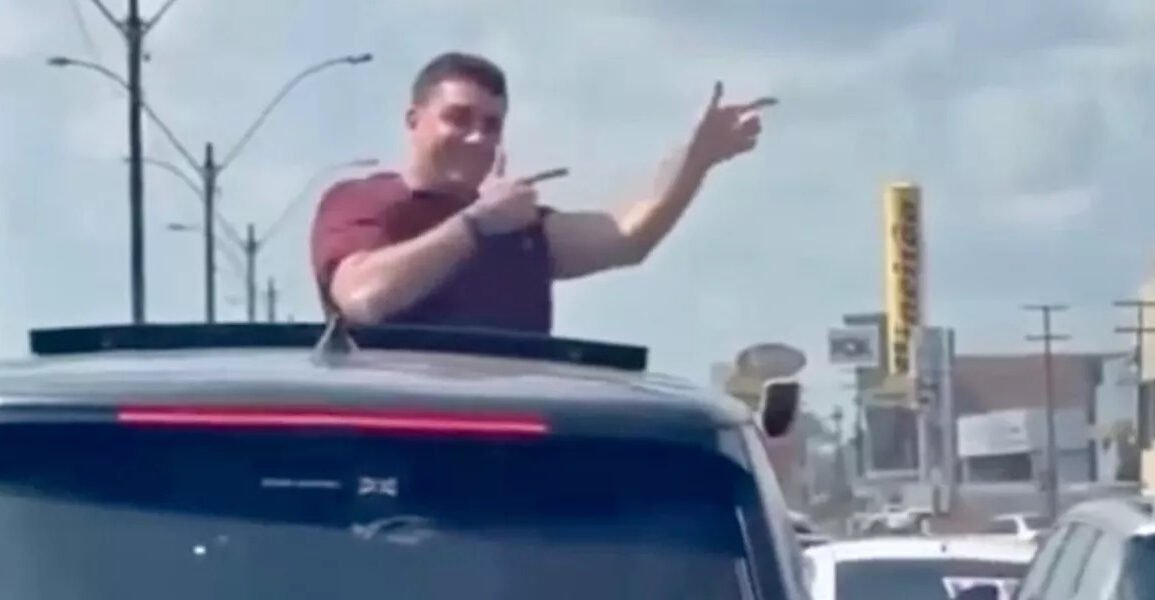 Flávio Bolsonaro provoca manifestantes durante protesto contra seu pai em Rondônia (veja o vídeo)