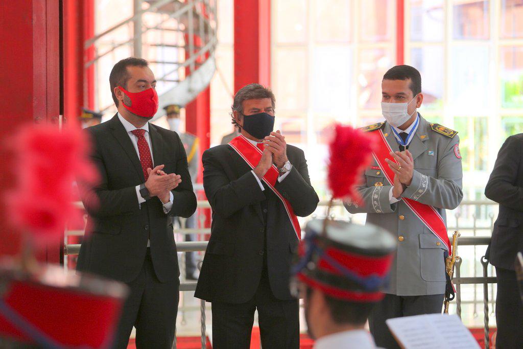 Fux se emociona ao receber a mais alta condecoração do Corpo de Bombeiros do Estado do Rio