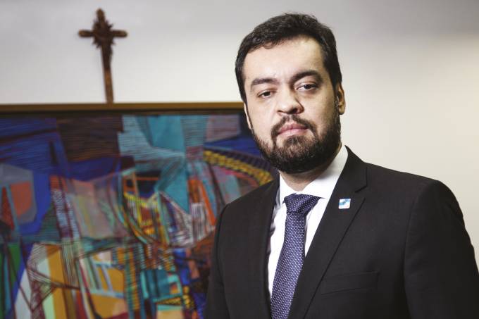 Cláudio Castro amplia alianças para se tornar candidato de centro à reeleição com 65% do tempo de TV