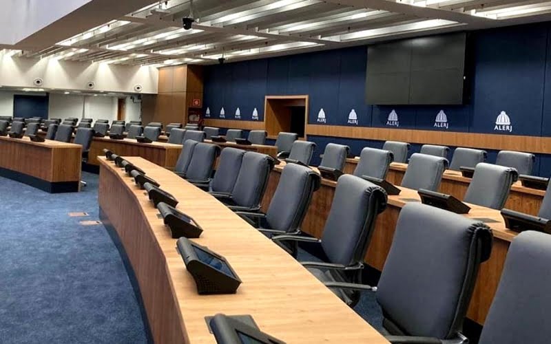 Deputados deixam secretarias e reassumem mandatos na Alerj após mudanças no governo