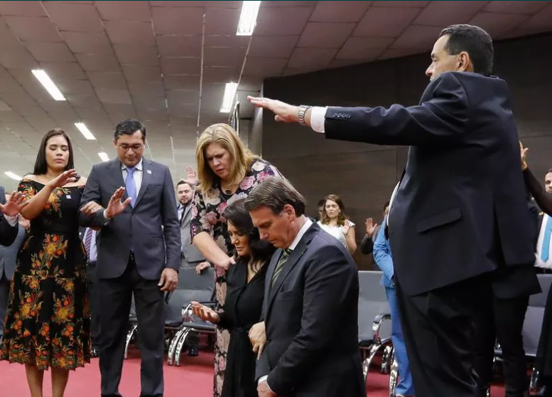 Bolsonaro tem uma proposta para impedir o agravamento das dificuldades da economia: ajoelhar e rezar.