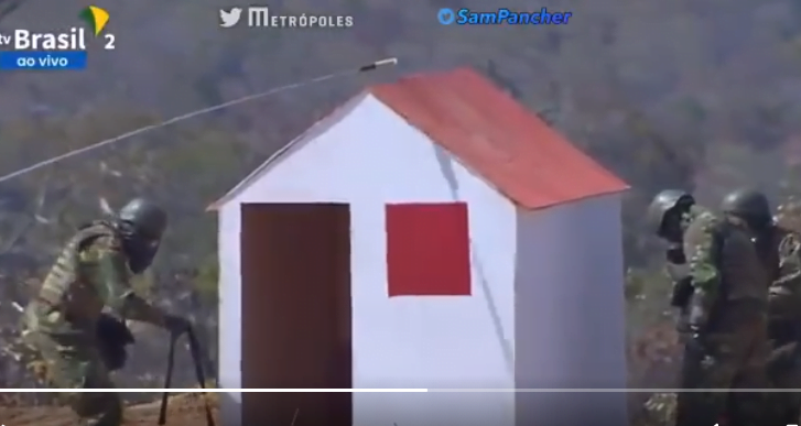 Começa a ‘Operação Formosa’ e, diante de Bolsonaro e ministros, militares explodem uma ‘casinha de boneca’ (assista ao vídeo)