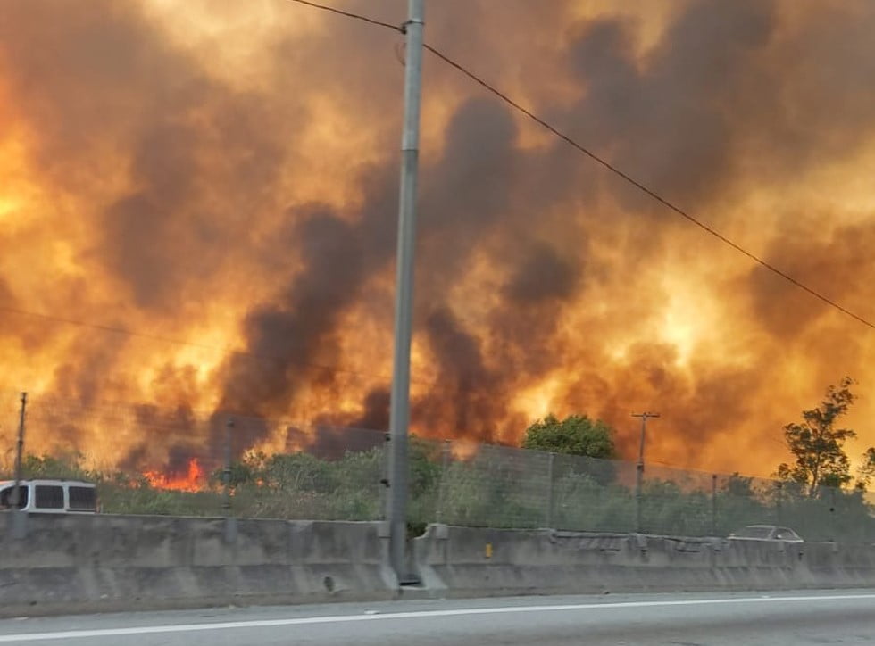 Incêndio em vegetação atinge empresa de gás natural e provoca engarrafamento no rodovia Rio-Petrópolis