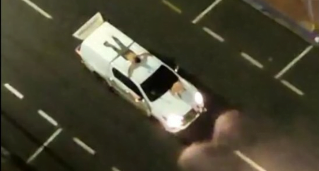 Terror em Araçatuba, SP: assista aos vídeos que mostram reféns de assaltantes usados como escudos humanos, presos nos carros dos bandidos em fuga