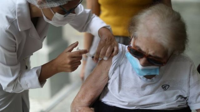 Terceira dose de vacina para idosos no Rio começa dia 1° de setembro