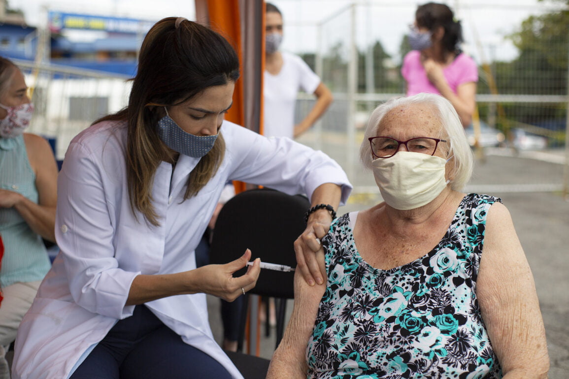 Ministério da Saúde já admite aplicação de terceira dose de vacina em idosos este ano