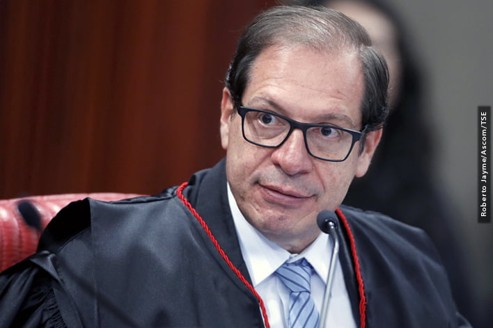 Ministro Salomão adverte que ataques de Bolsonaro às urnas eletrônicas podem produzir a inelegibilidade do presidente