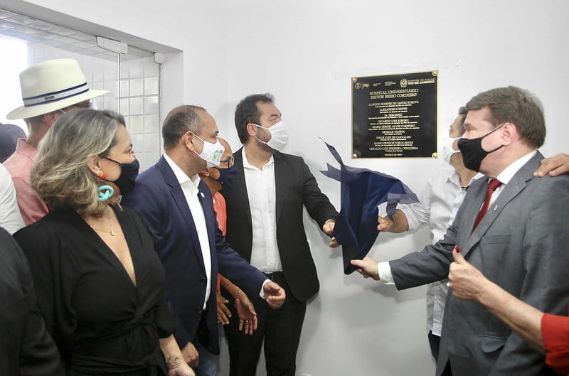 Após inaugurar hospital em Cabo Frio,  Cláudio Castro responde a críticas de Carlos Lupi : “Se fosse verdade o que ele diz não colocaria um real aqui” (assista ao vídeo)