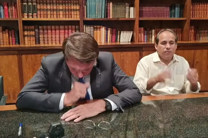 Bolsonaro tosse sem parar e diz que e só gripe (vídeos)