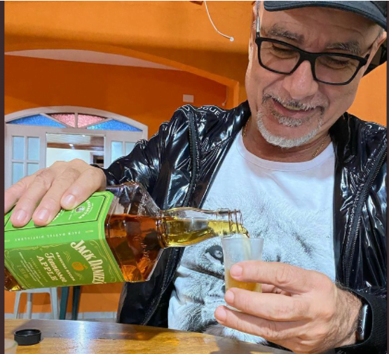 A vida mansa do gerente da rachadinha dos Bolsonaro (espione o instagram de Queiroz)