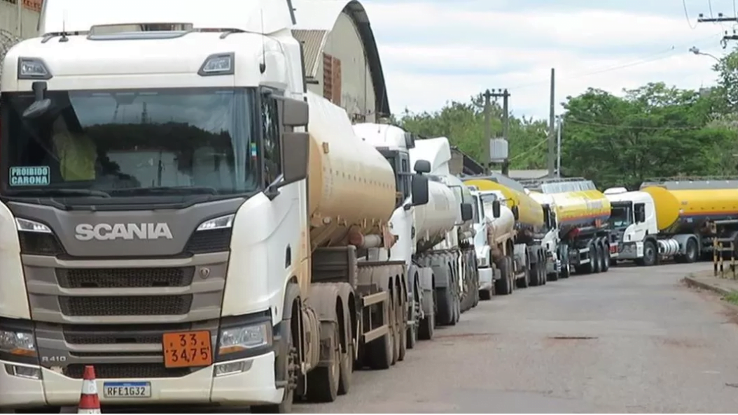 Transportadores de combustíveis fazem locaute em Minas