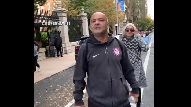 Homem agride repórter da Globo em Nova York (assista ao vídeo)