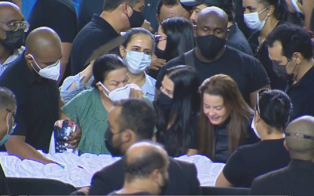 Marília Mendonça perto dos fãs no velório em Goiânia