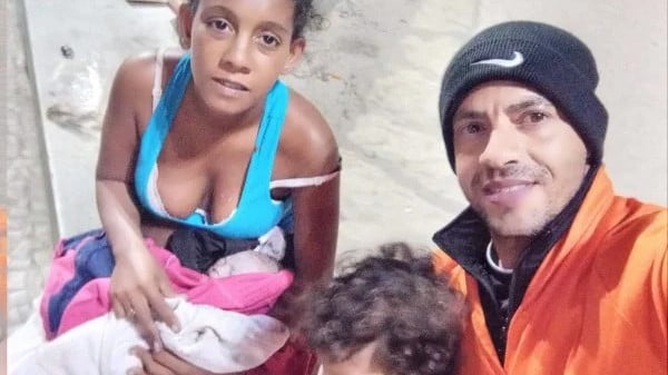 Garis fazem parto na praia de Copacabana: assista ao vídeo