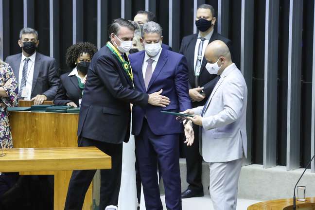 Sob gritos de “genocida” e “mito”, Bolsonaro recebe medalha na Câmara Federal