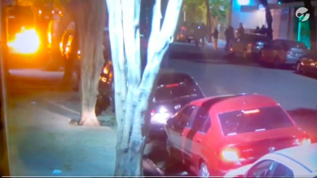 Prédio do Clarín, maior jornal da Argentina, é atacado com coquetéis molotovs e suspeitos conseguem fugir