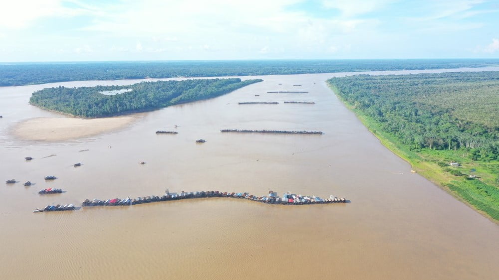 Centenas de balsas de garimpo avançam no rio Madeira, na Amazônia