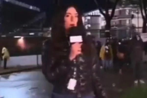 Jornalista esportiva é molestada ao vivo por torcedor na Itália; veja o vídeo