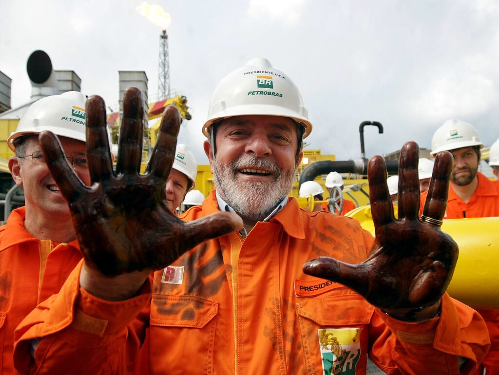 Lula: preços dos combustíveis vão baixar em respeito aos consumidores brasileiros, antes dos acionistas