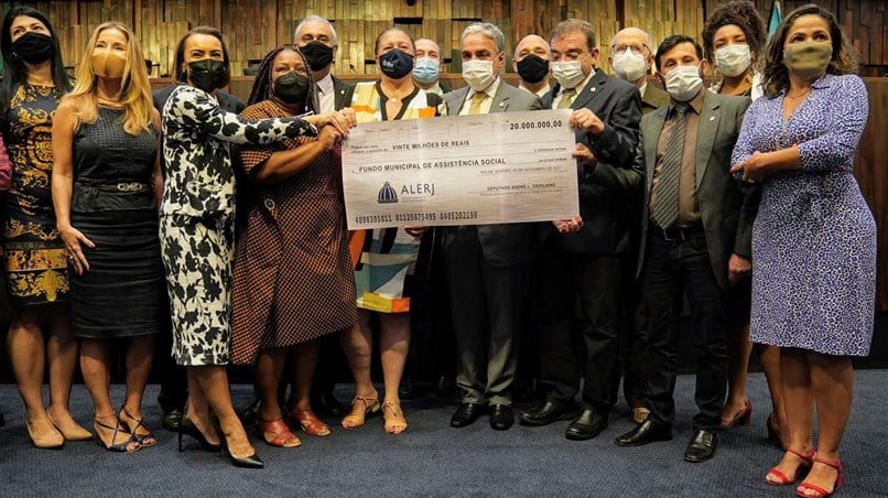 ALERJ ENTREGA CHEQUE DE R$ 20 MILHÕES PARA ASSISTÊNCIA SOCIAL DA CAPITAL
