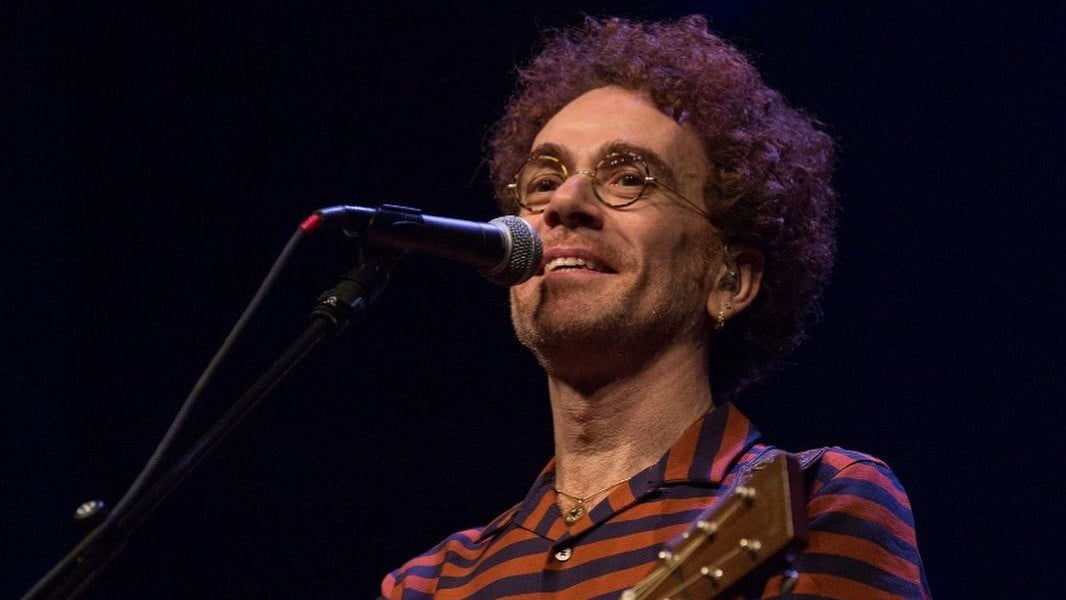 Nando Reis se emociona ao homenagear Marília Mendonça em show (assista ao vídeo)