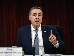 Barroso determina obrigatoriedade de passaporte de vacina para entrada no Brasil