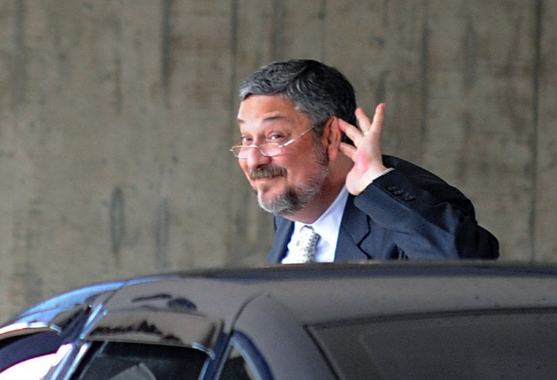Juiz suspende execução provisória de pena e autoriza Palocci a tirar tornozeleira